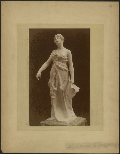 Statue de la Musique. Façade de l'Opéra Comique