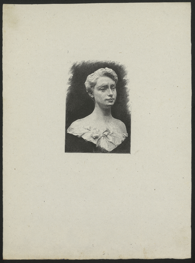 [Buste de trois quart face de jeune personne, ruban sur la chemise]