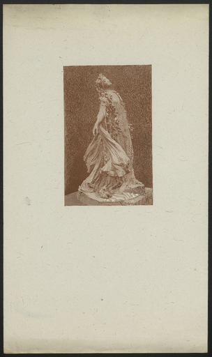 [Emma Calvé dans le rôle d'Ophélie, de profil avec des fleurs dans les cheveux]