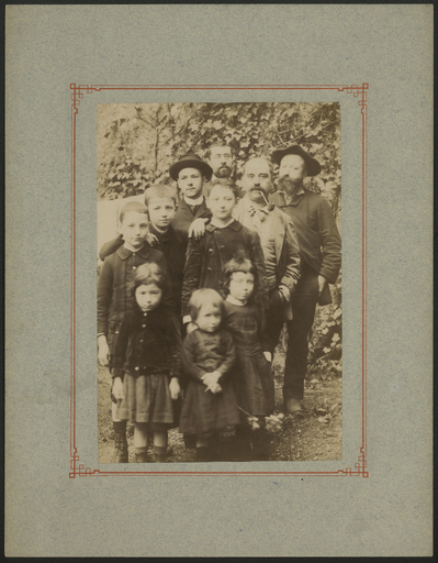 [Portrait photographique de Denys Puech et ses frères, neveux et nièces ?]