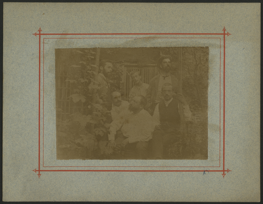 [Portrait photographique de Denys Puech et ses frères dans un jardin ?]