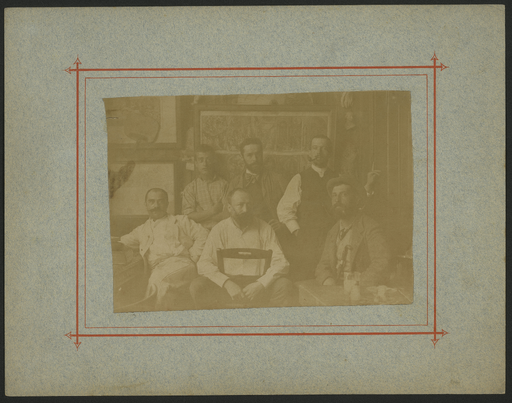 [Portrait photographique de Denys Puech et ses frères dans un salon ou atelier ?]