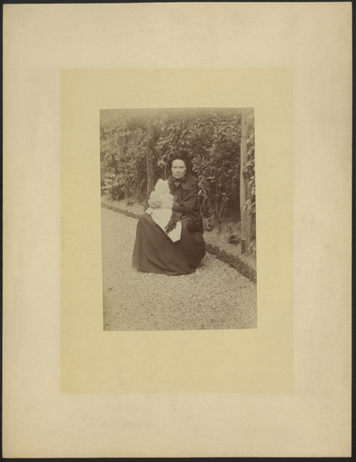 [Portrait photographique de la mère de Denys Puech avec un bébé ?]
